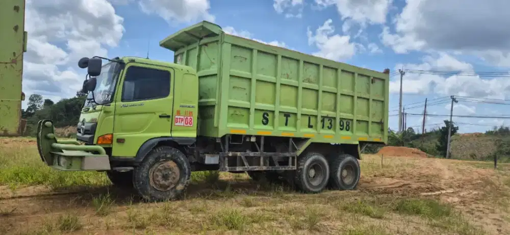 Dump truck Hino lohan tahun 2022