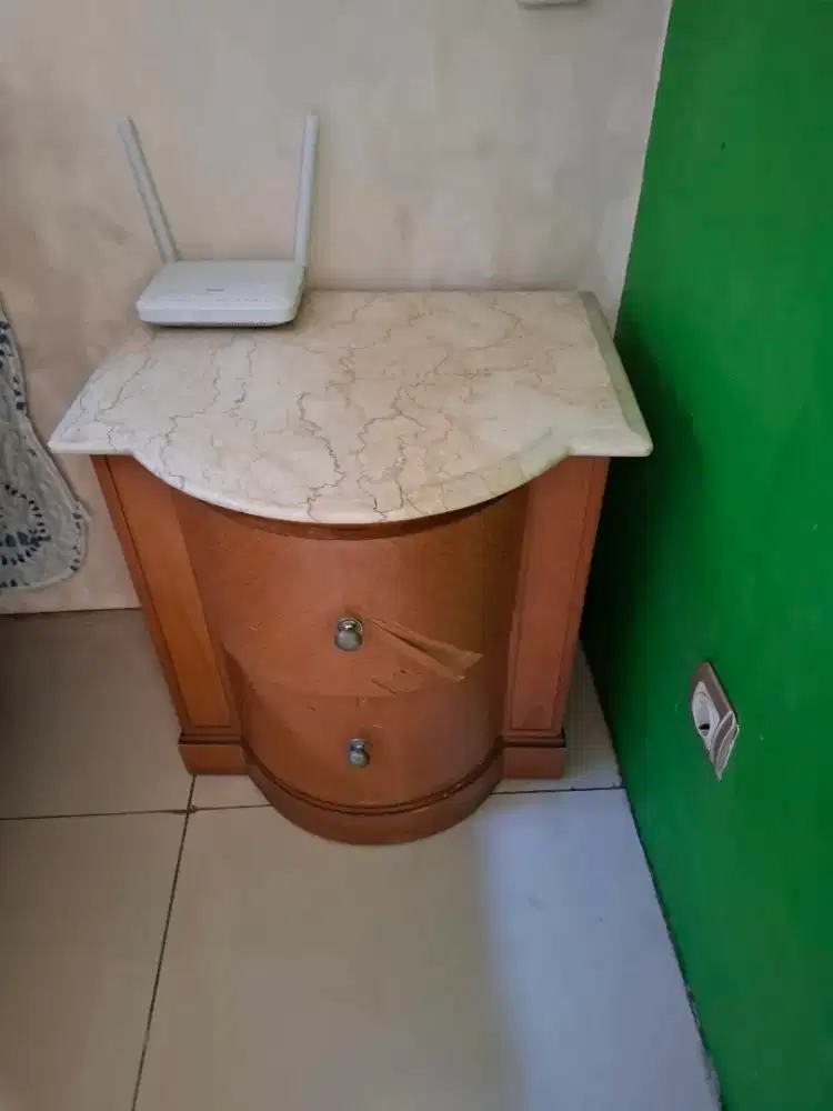 Meja pajangan dan telepon