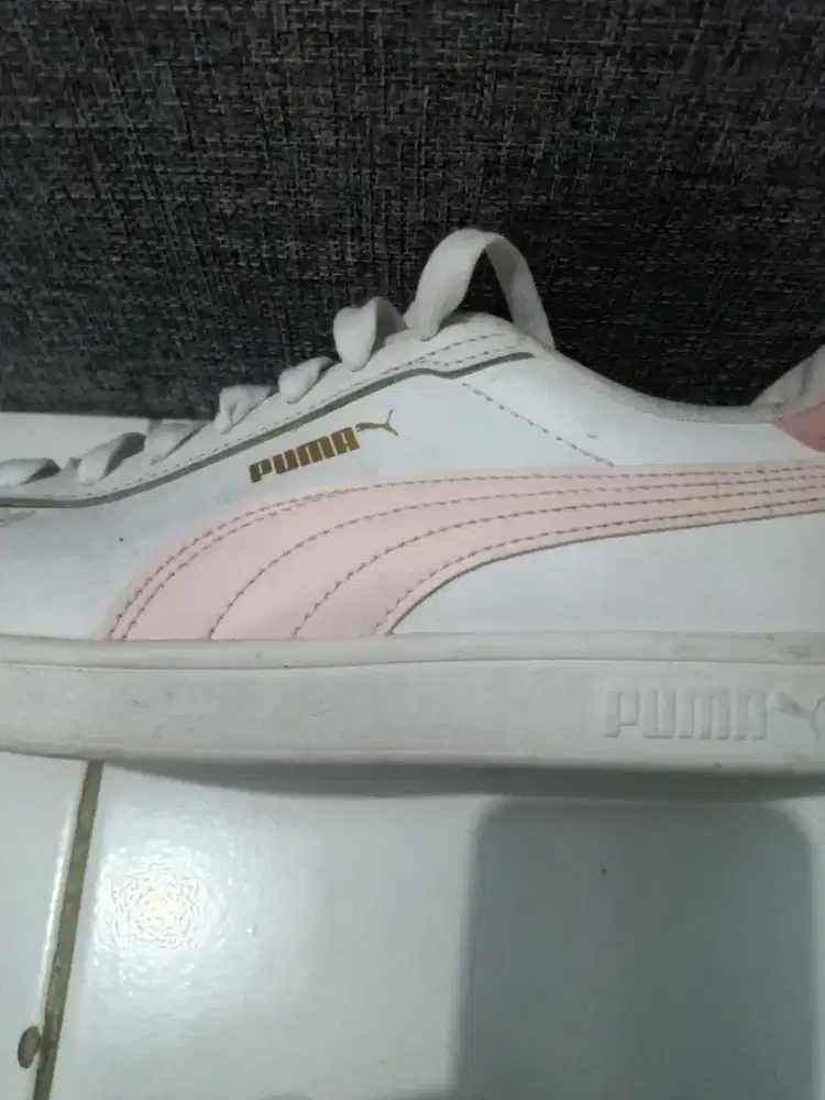 Sepatu puma seperti di foto masih sangat bagus no 39