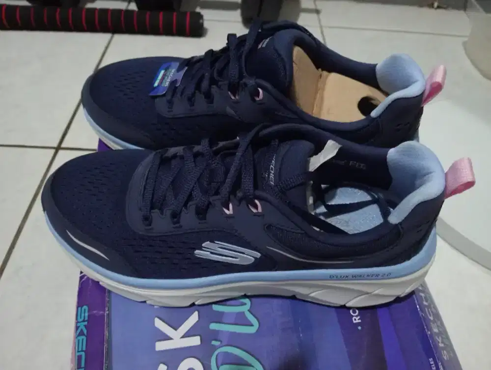 Sepatu skechers D'Lux Comfort women's