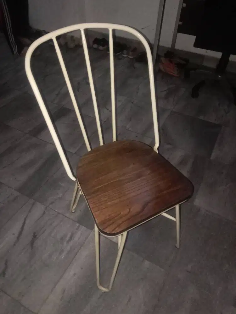 4 kursi merk informa