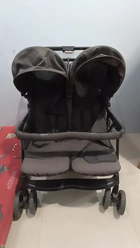 Stroller bayi kembar