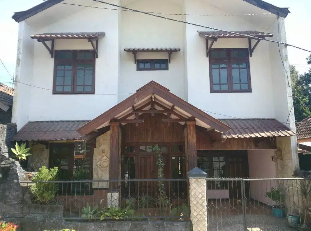 DIJUAL RUMAH / VILLA SEJUK DI TRAWAS – HADAP TIMUR