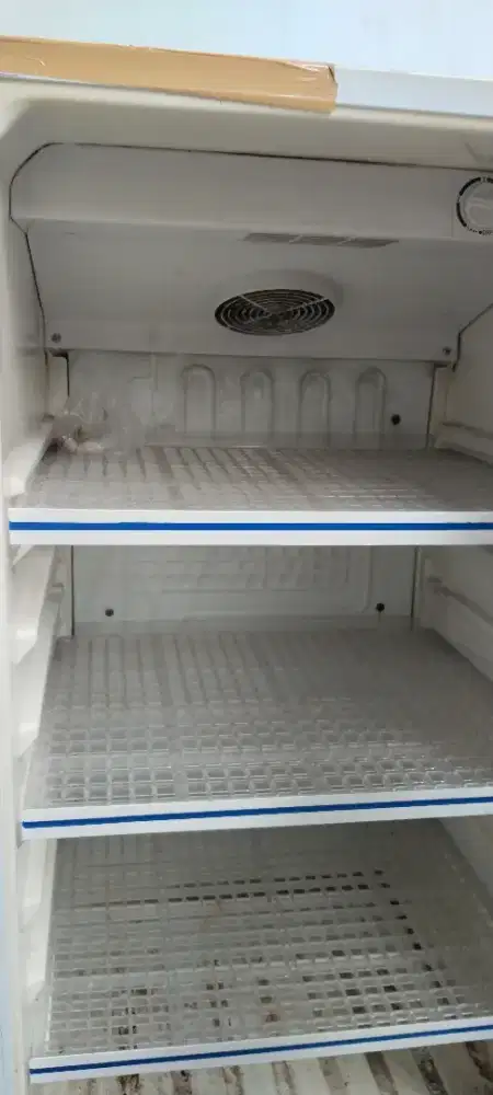 Dijual Freezer SHARP 4 Rak Kondisi Mesin Normal, Murah