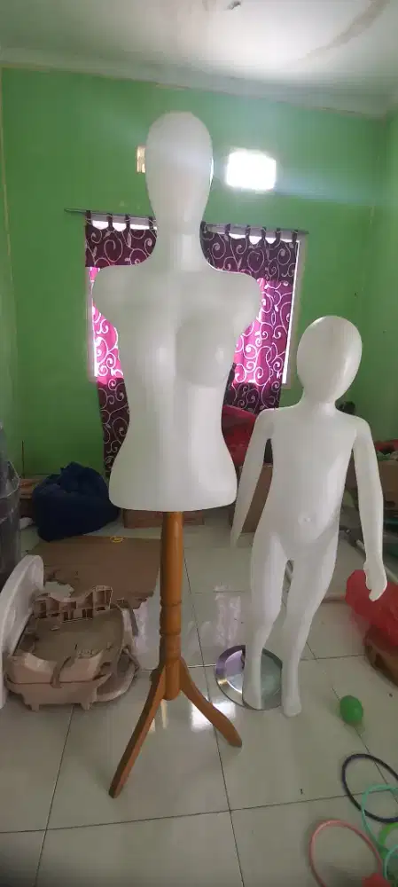 Manekin wanita dan anak