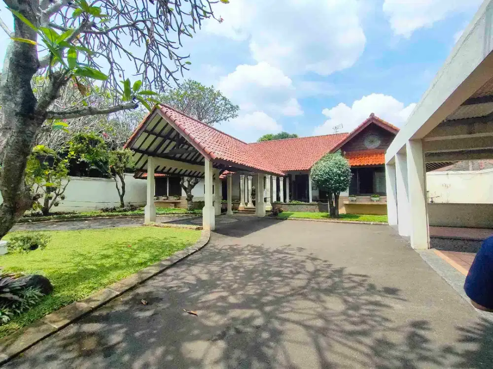 Rumah Mewah 5 Menit ke TMII | LT 1.952m² | Gaya Betawi Modern + Paviliun & Plaza Luas