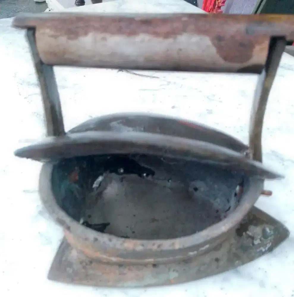 Setrika arang jadul besar