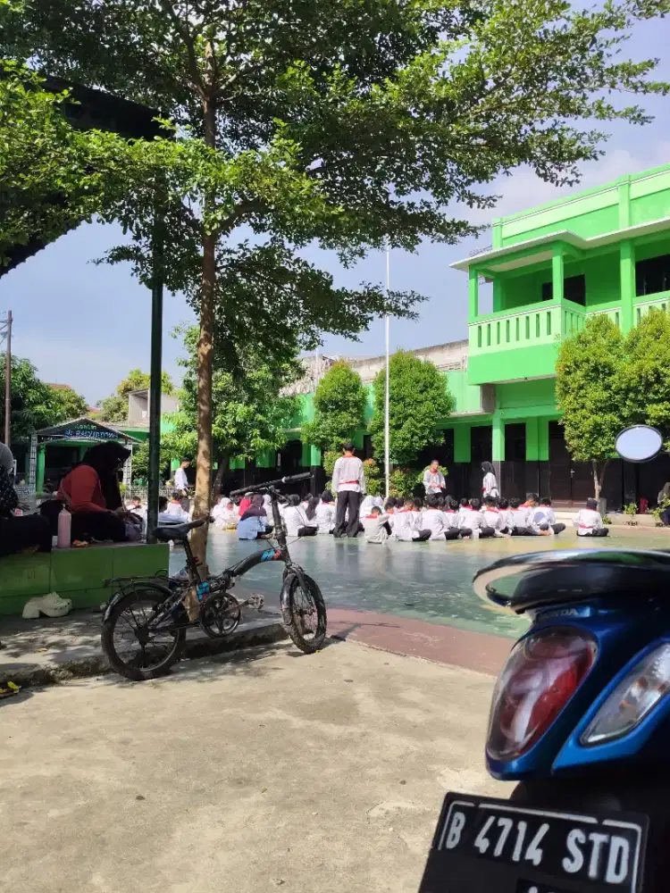 Dibutuhkan segera 1orang cewek buat lipat dan jaga toko