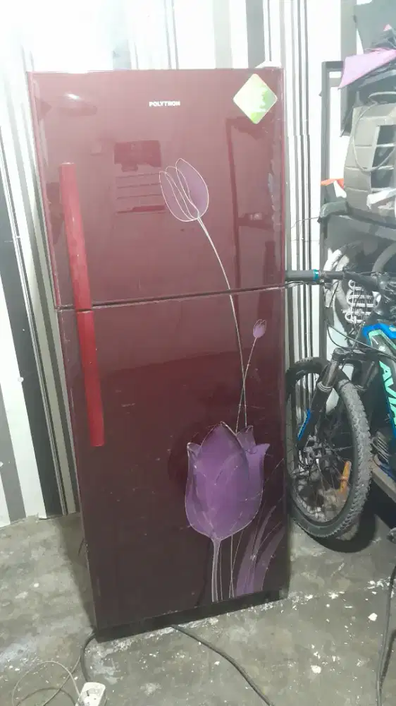 Kulkas polytron merah