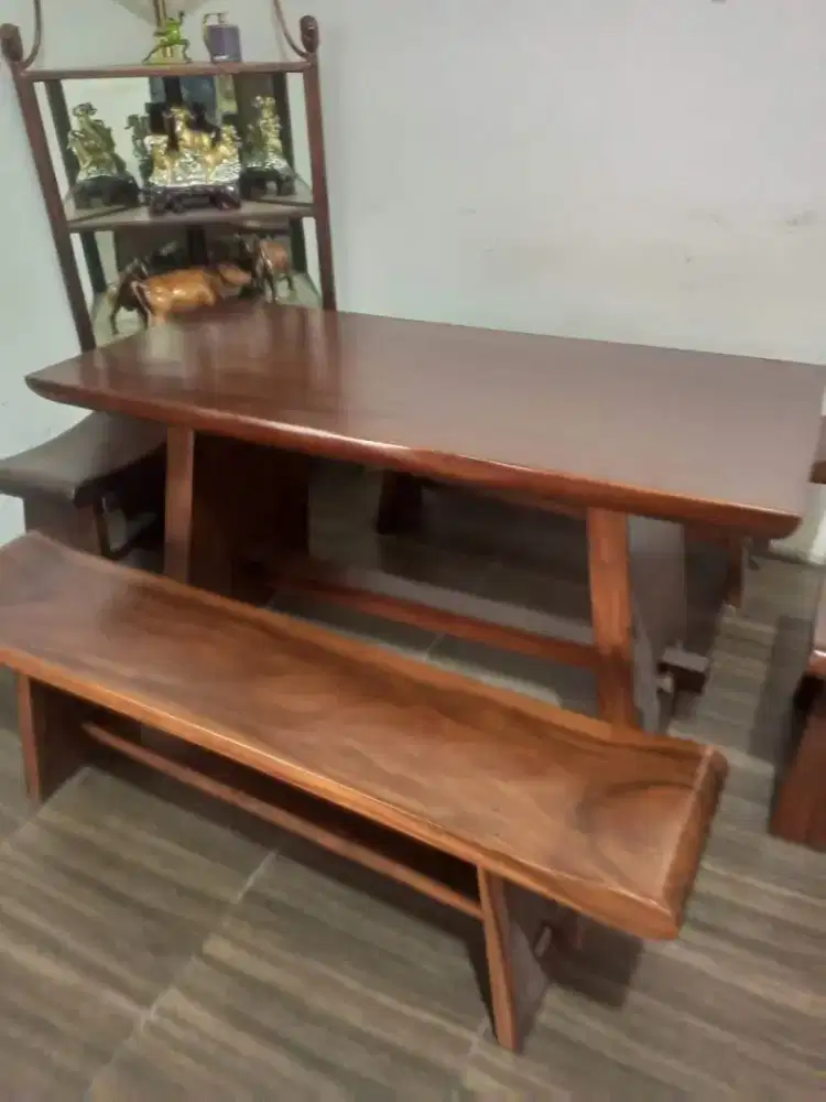 Meja makan kayu trembesi alami