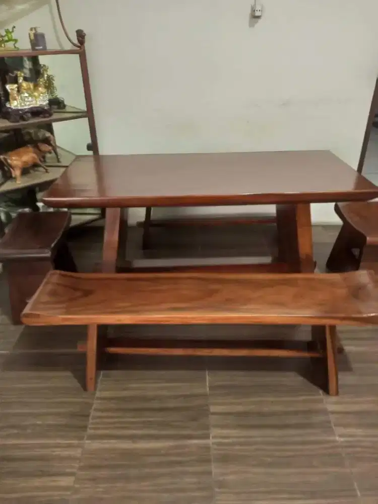 Meja makan kayu trembesi alami