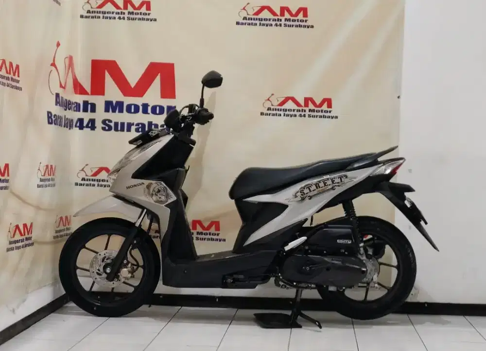 Honda Beat Street Tahun 2023 warna silver doff
