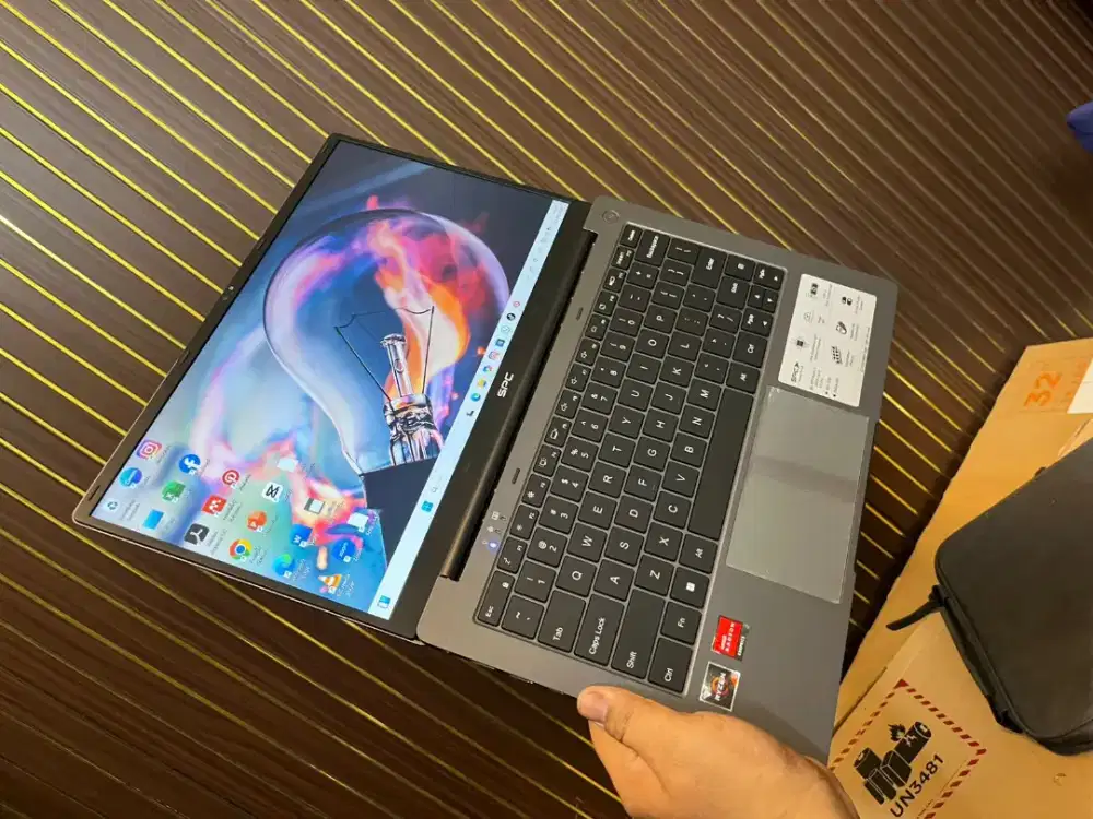 SPC STYLE 5 RYZEN 5 3500U 8GB 256GB like new