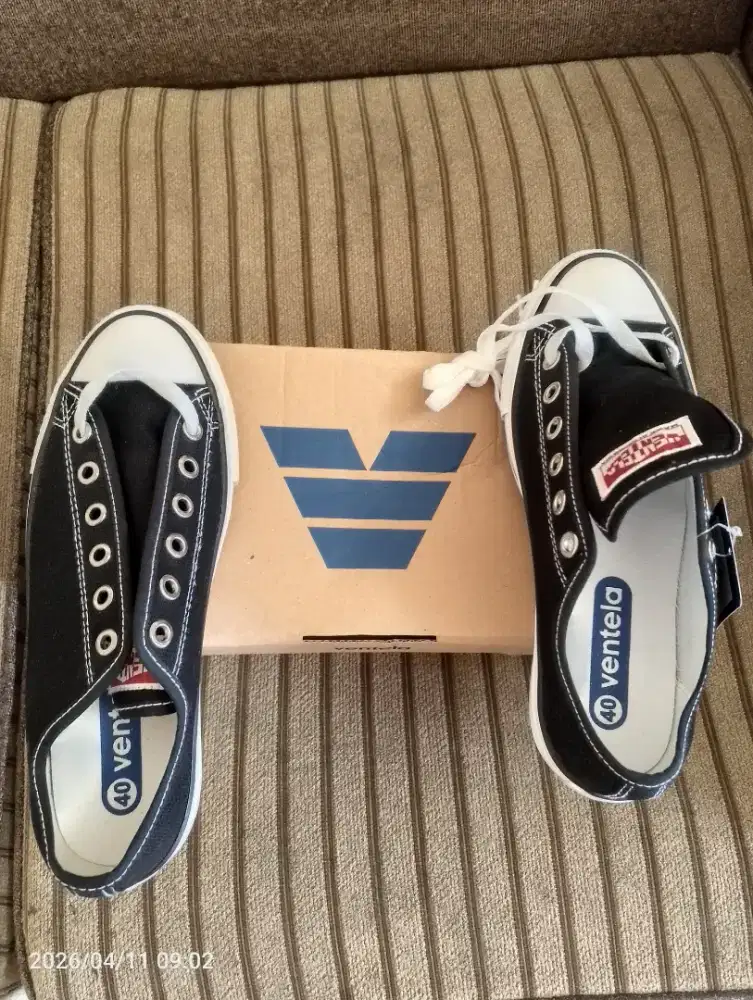 Sepatu Ventela hitam putih