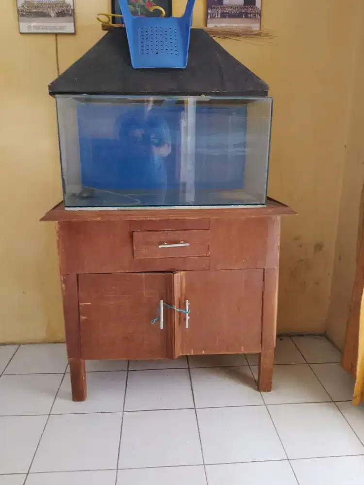 Aquarium dan mejanya