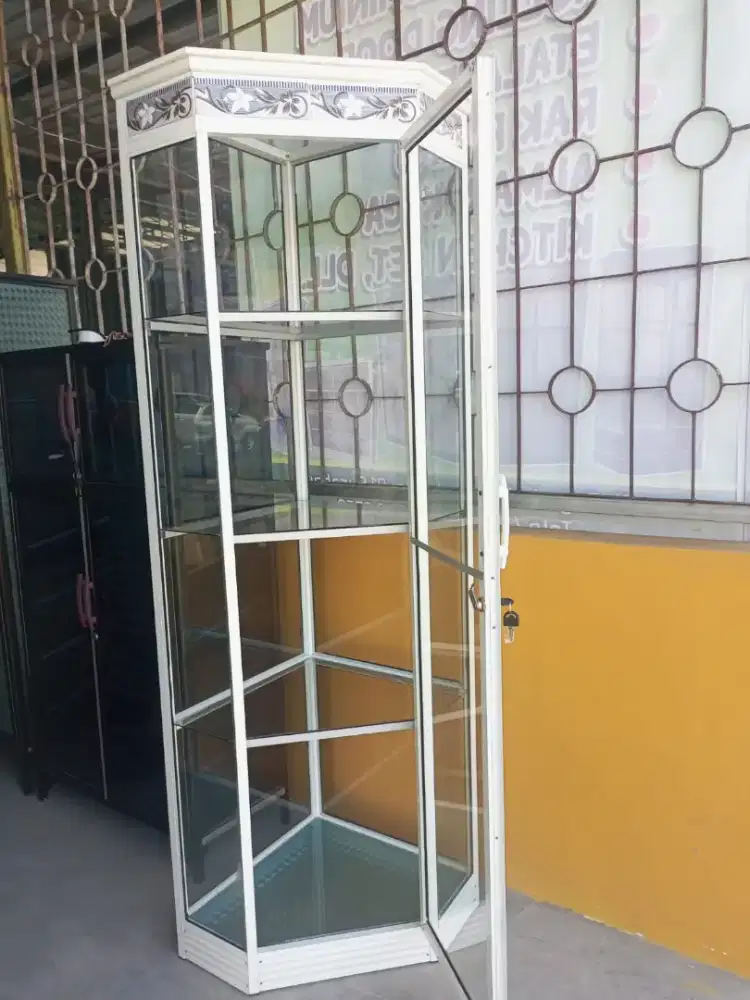 Lemari sudut full kaca