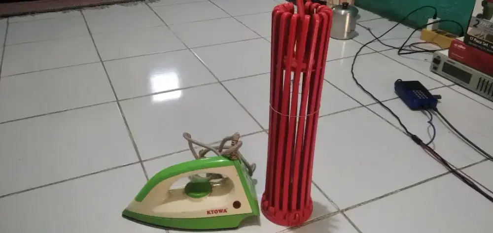 Setrika dan gantungan bulat