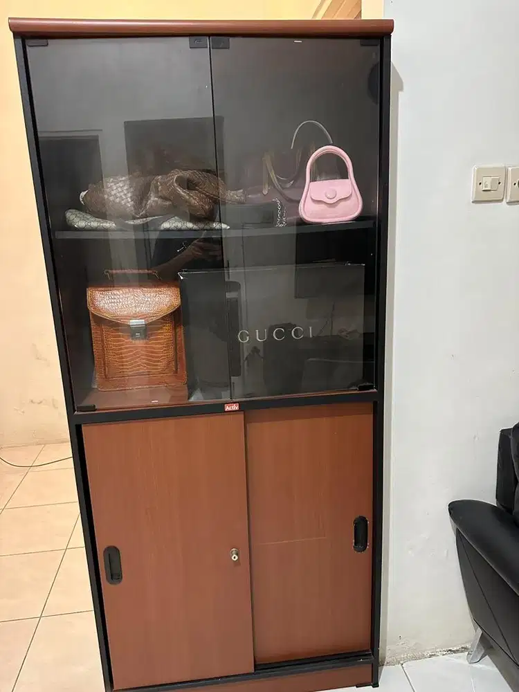 Lemari kaca merk activ