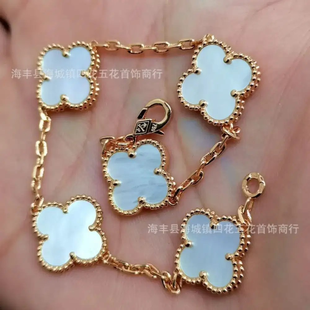 DIBUTUHKAN HOST LIVE STREAMING ACCECORIES