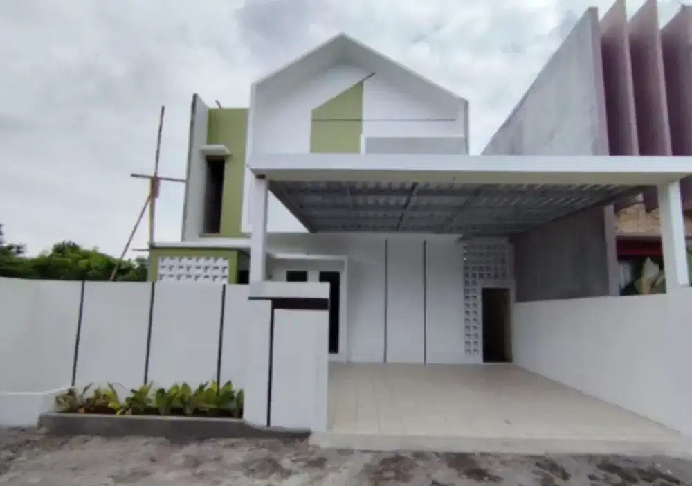 Rumah mewah dua lantai keamanan 24 jam samping lapangan mumirejo