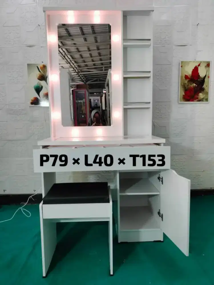 Meja rias partikel ada lampu