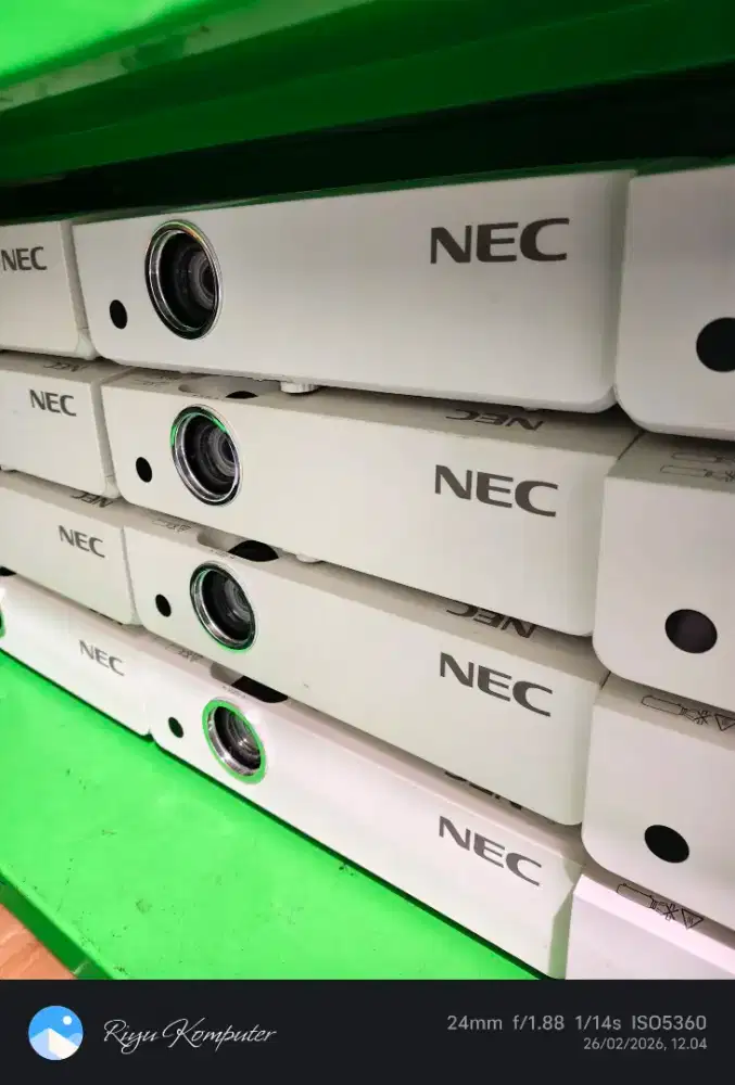 Proyektor NEC dan Layar Proyektor