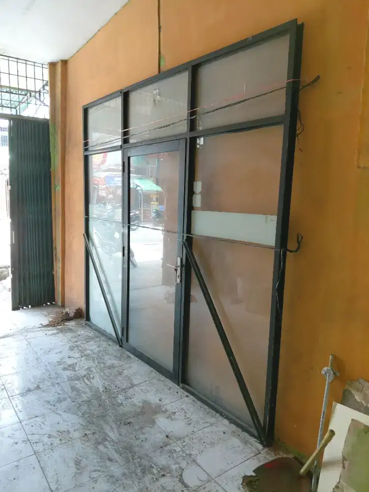 alumunium hitam plus kaca (PARTISI ruang)