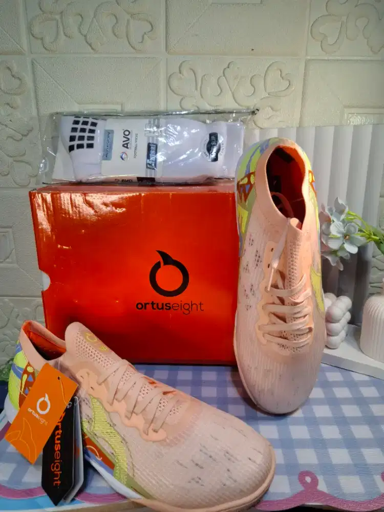 Sepatu futsal Ortuseight Catalyst Liberte V4 dalam varian Salmon Lime