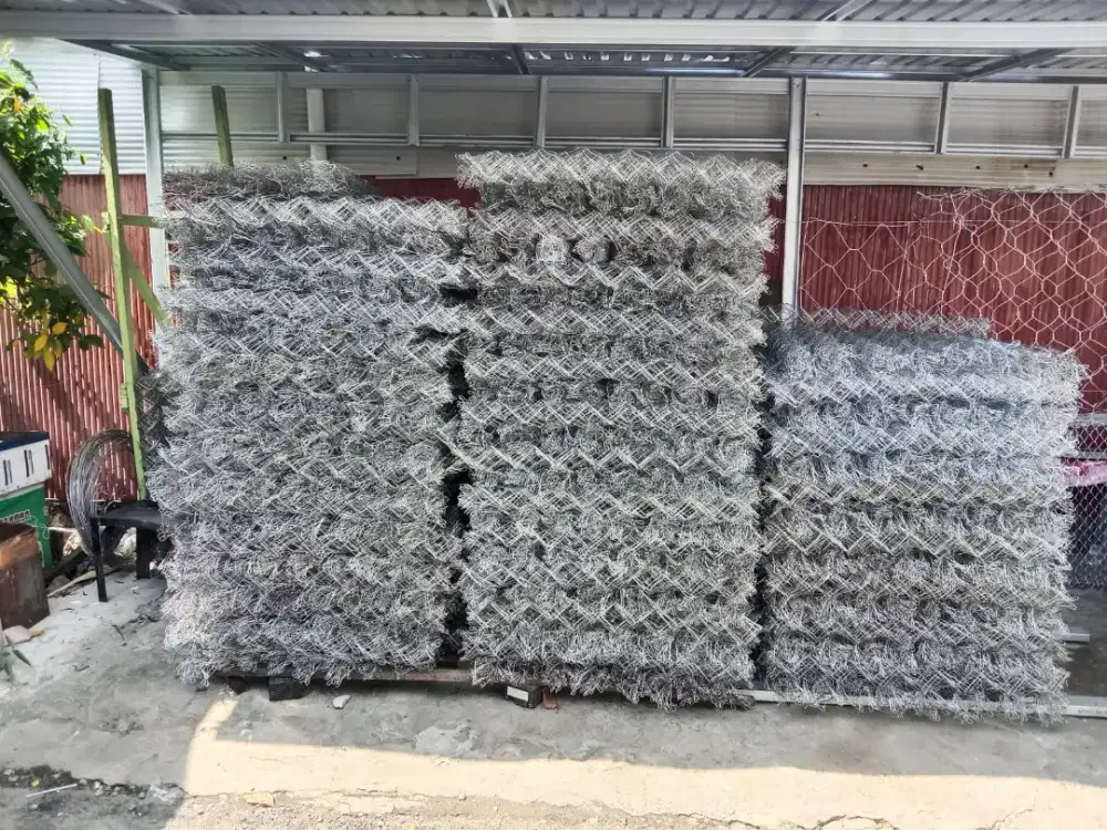 Kawat harmonika khas dan beronjong batu gunung