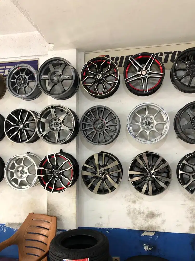 Menjual velg dengan berbagai tipe