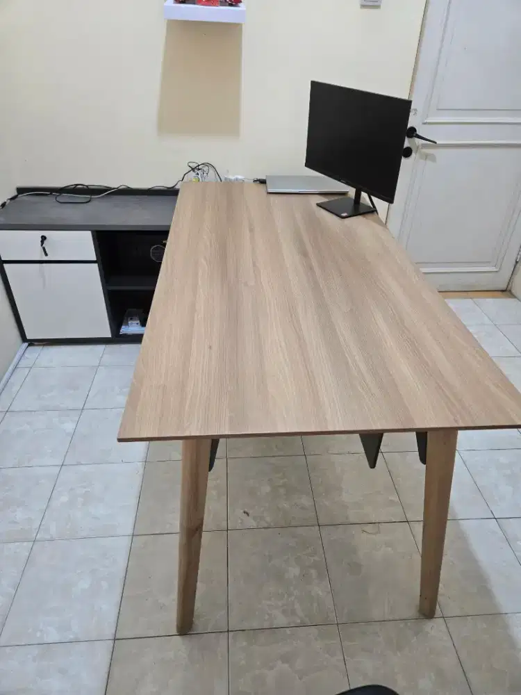 Meja Kerja kantor bentuk L ex-Informa kondisi seperti baru