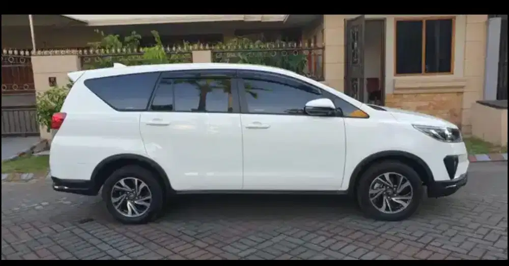 Innova reborn Diesel AT putih