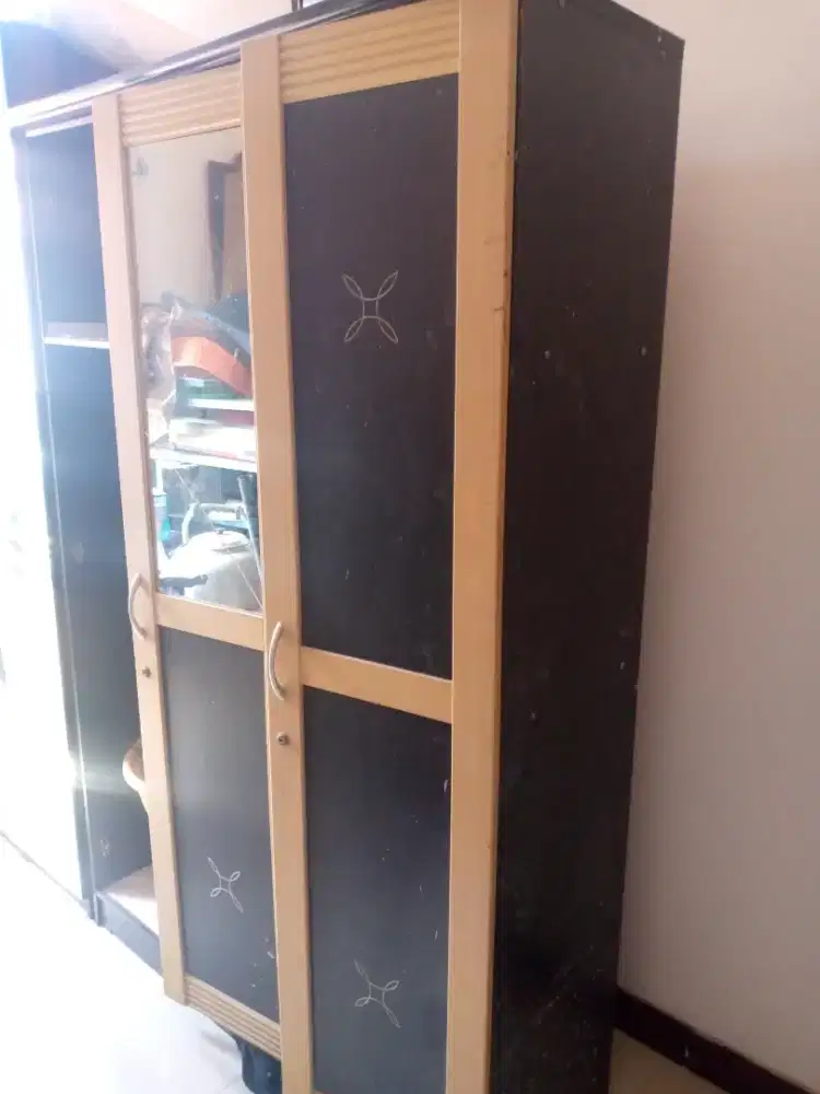 Lemari pakaian kondisi masih baik