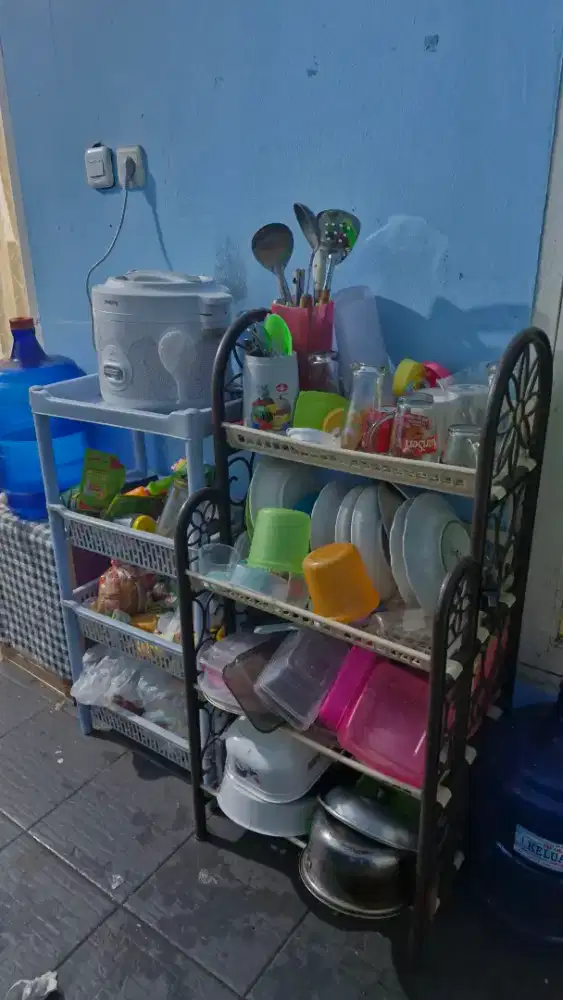 Rak piring dan tempat perlengkapan dapur