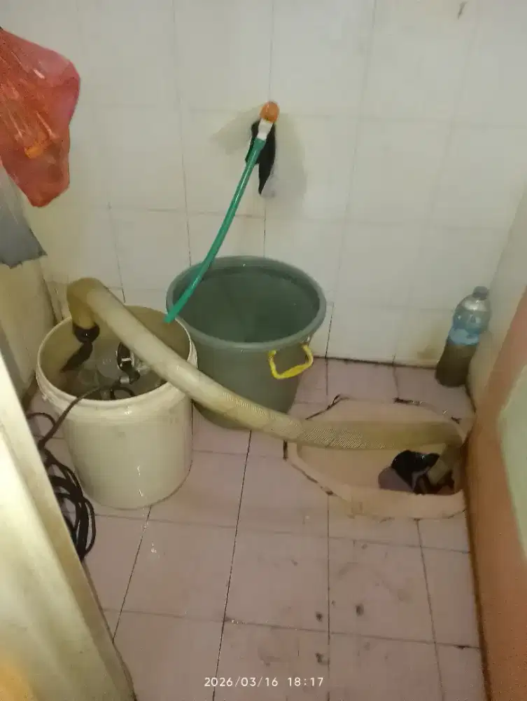 Pendoronggan kamar mandi mampet