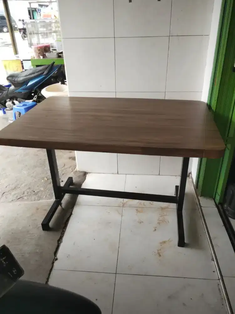 Meja makan minimalis