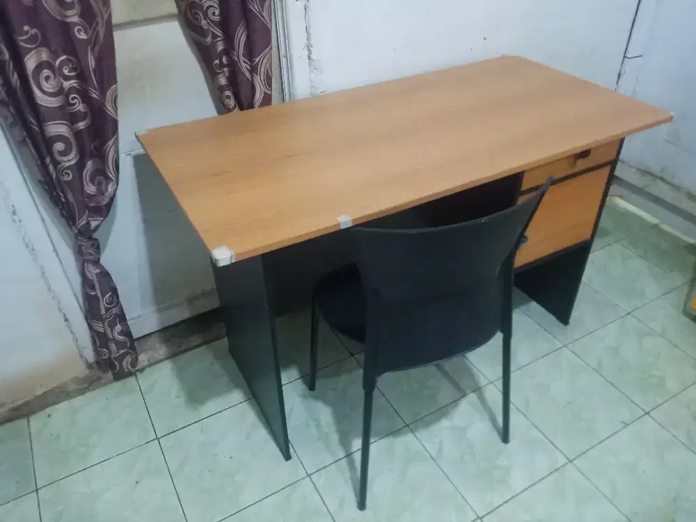 DIJUAL MEJA KANTOR /MEJA BELAJAR. (BISA NEGO)