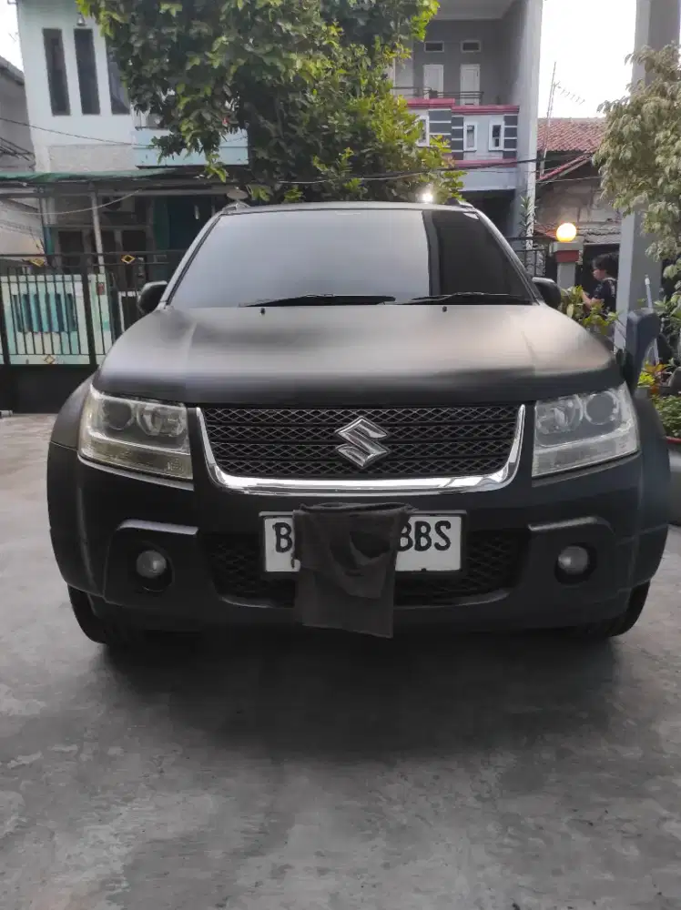 Suzuki Grand Vitara 2.4 A/T Hitam 2010
