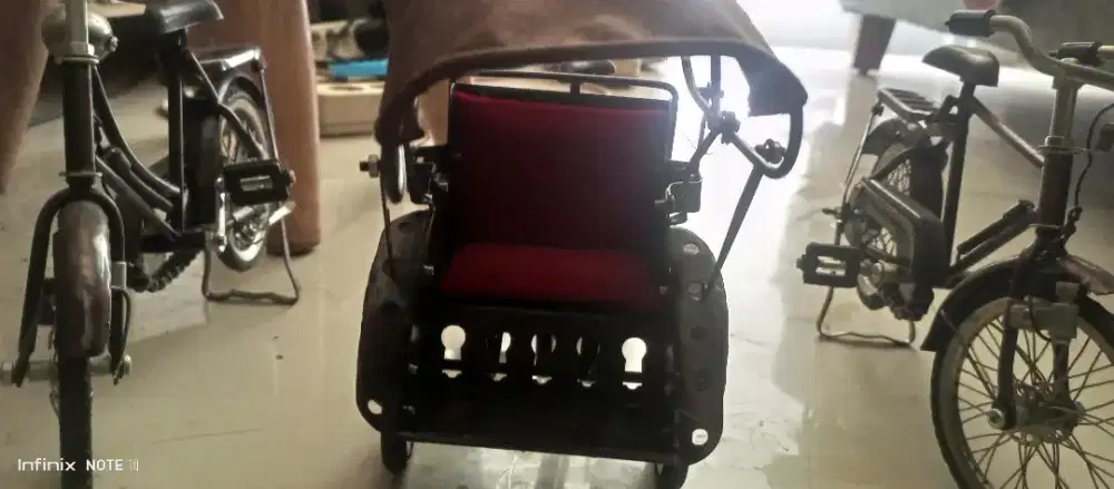 Miniatur sepeda dan becak