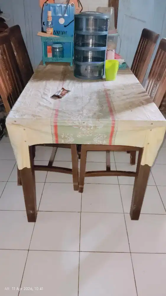Meja makan 6 kursi