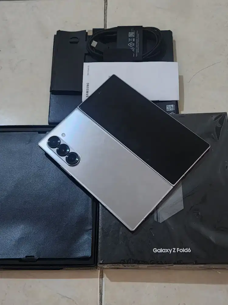Samsung Z Fold 6 5G 12/256Gb, warna Silver SEIN, kondisi 99,9% Mulus