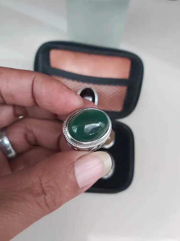 Batu hijau iketan titanium