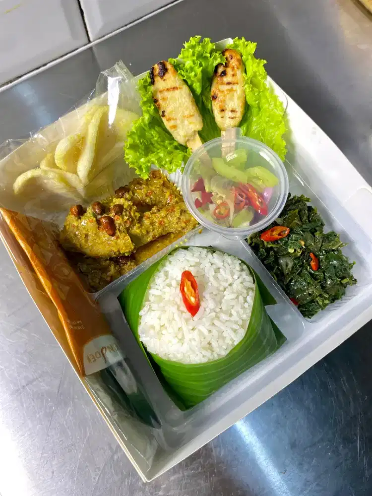 Karyawan buat masak & packing