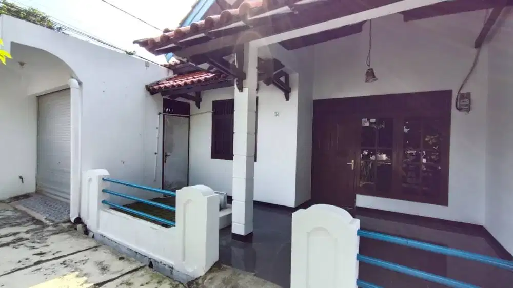Dikontrakan rumah sehat, 3 kamar tidur, 1 garasi, lokasi strategis