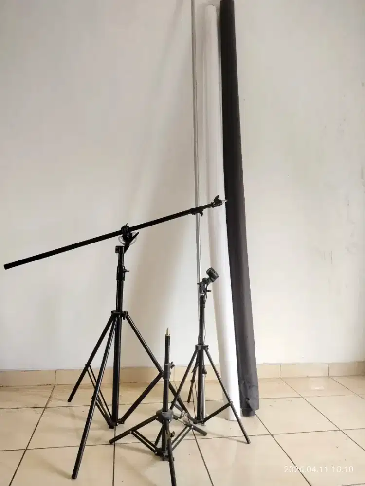 Peralatan studio (background dan lightstand)