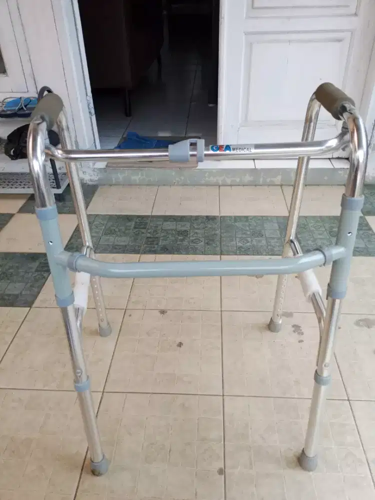 Alat Bantu jalan WALKER FS 915 L. GEA.