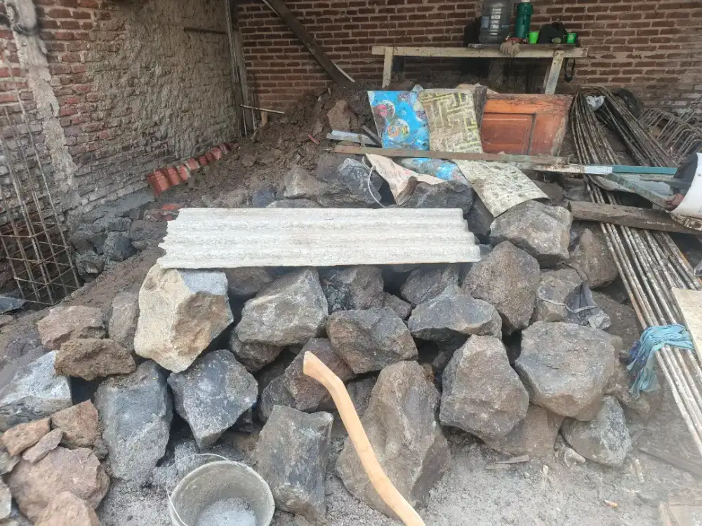 Yang butuh batu kali gratis tinggal bawa pik up