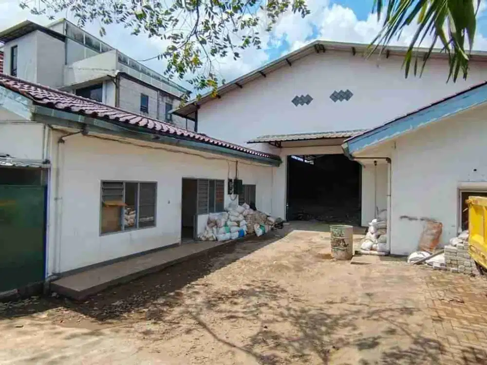 DISEWAKAN GUDANG RENOVASI LOKASI STRATEGIS DI JALAN UTAMA KAVLING DPR