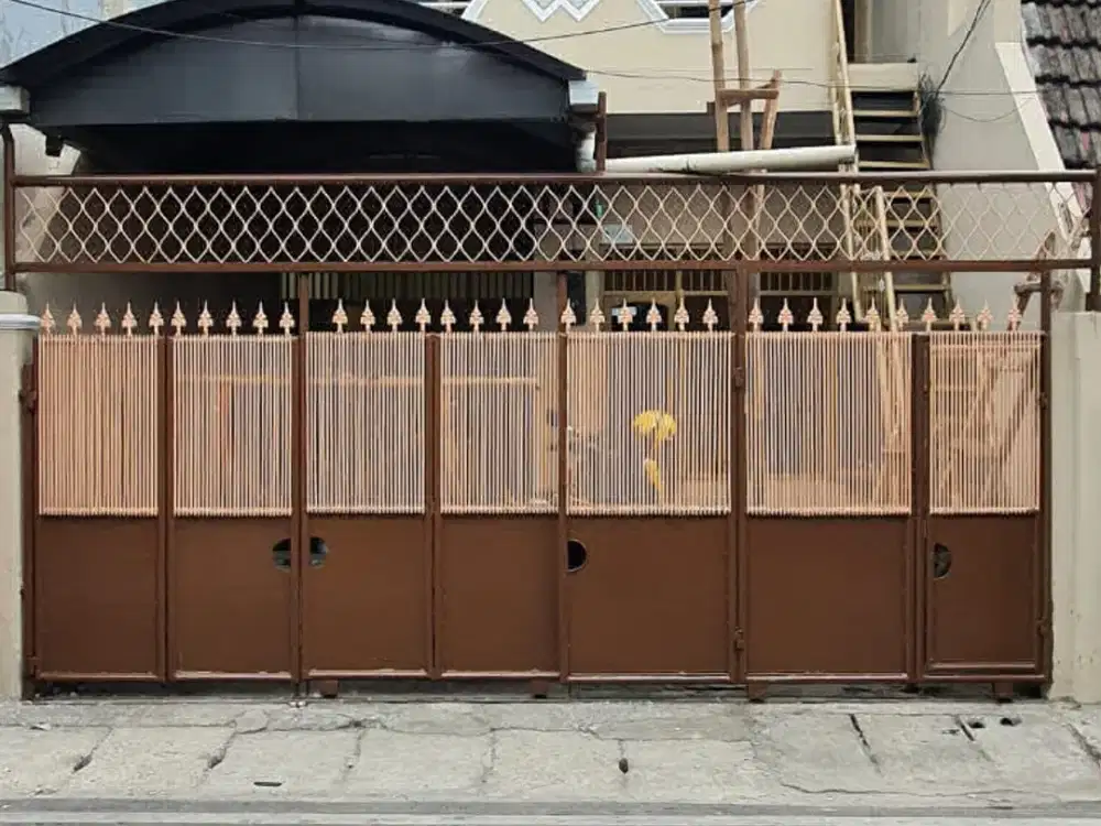 RUMAH PINGGIR JALAN RAYA CEMPAKA PUTIH BEBAS BANJIR