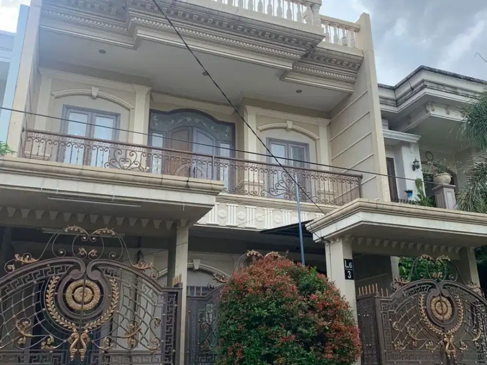 Dijual Rumah 3 Lantai, Model Klasik Mewah, Boulevard Araya 2, Surabaya